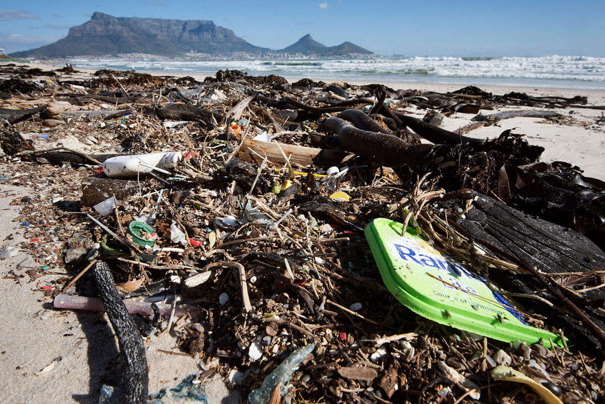 Sampah, sebagian besar plastik, terjerat rumput laut di pantai dekat Cape Town, Afrika Selatan, 3 Juni 2018