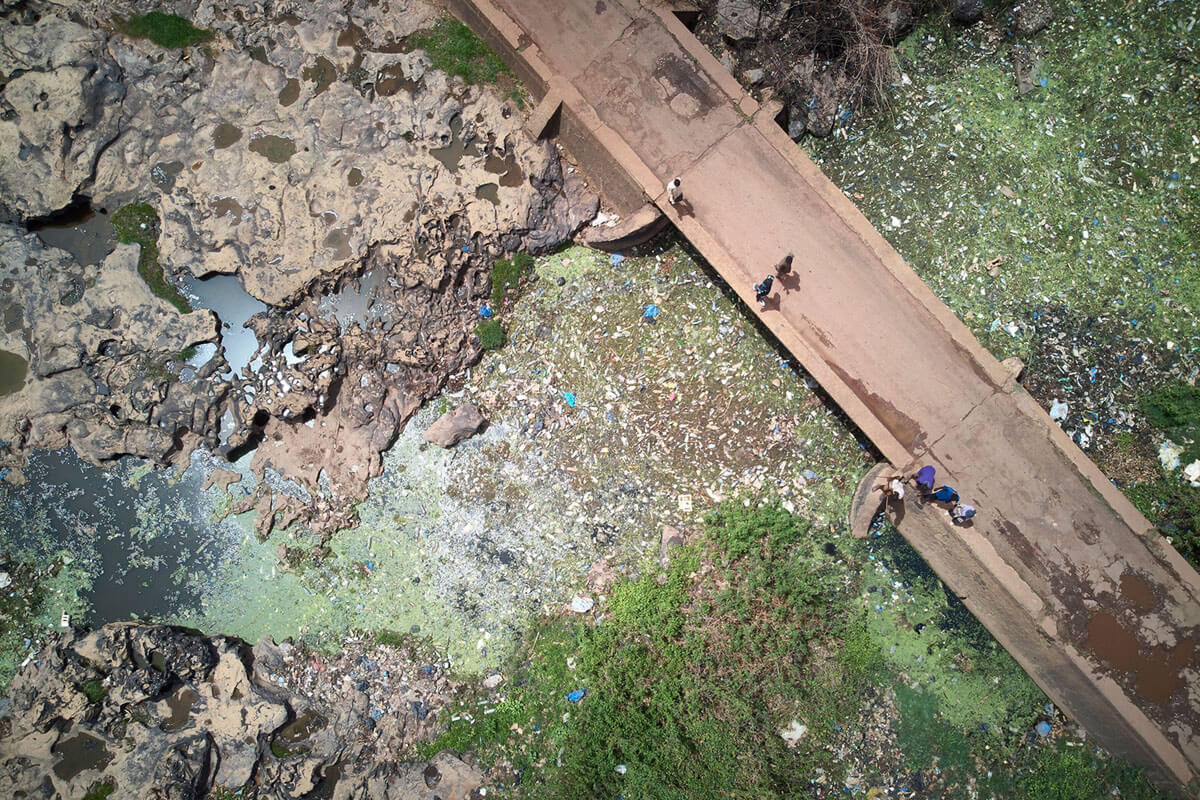 Sebagian sungai Niger di Bamako, Mali, tersumpal sampah plastik dan bahan pencemar lainnya, 2 Juni 2018