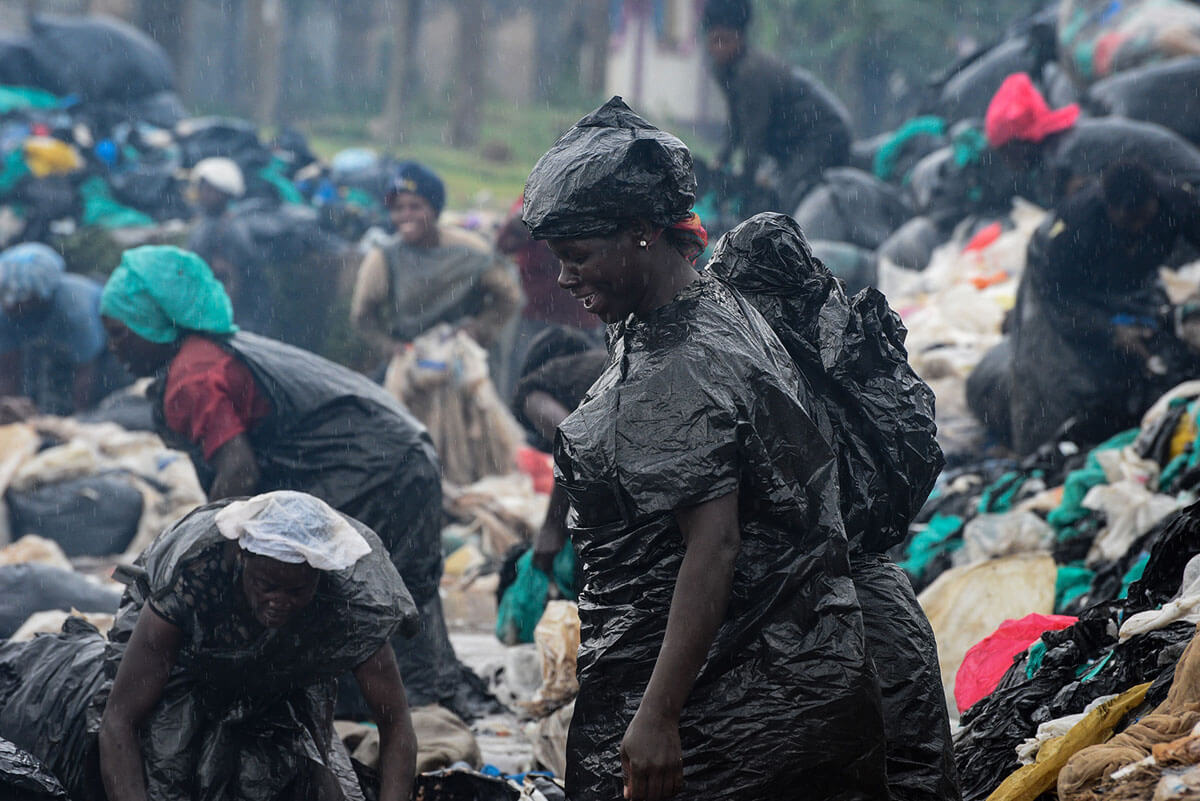 Sebuah gambar yang diambil pada 2 Juni 2018, di Kampala, Uganda, menunjukkan seorang wanita yang sedang membersihkan kantong plastik untuk dijual ke pabrik yang mendaur ulangnya menjadi peralatan plastik seperti baskom, piring, dan cangkir.