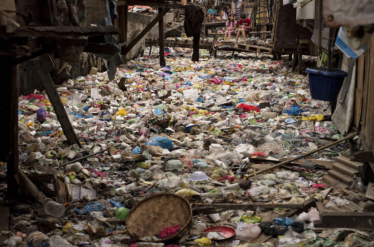 Barang-barang plastik mengapung di sungai yang penuh sampah di Manila, Filipina, 12 Mei 2018.