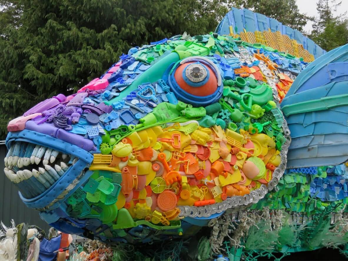 'Priscilla The Parrotfish', warna-warninya sama sekali tidak berasal dari pewarna. Tim Washed Ashore membuatnya berdasar warna asli plastik yang terkumpul.